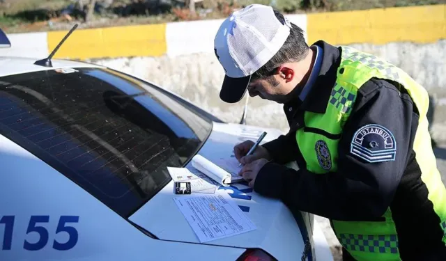 Mersin'de trafikte tehlikeli şekilde yük ve yolcu taşıyan sürücüye para cezası verildi