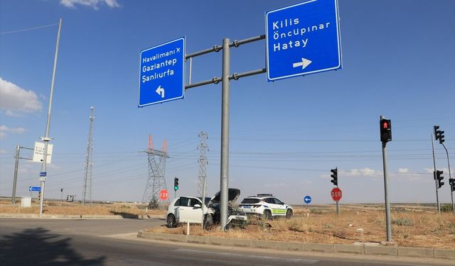 Kilis'te yön tabelasına çarpan otomobildeki 2 kişi yaralandı