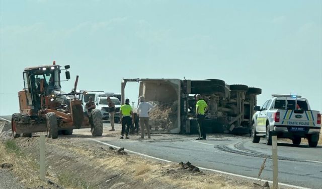 Kurtalan'da devrilen kamyonun sürücüsü yaralandı