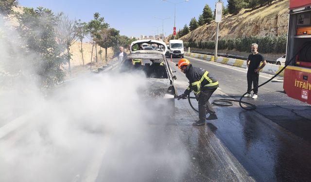 Mardin'de çıkan yangında otomobil kullanılamaz hale geldi