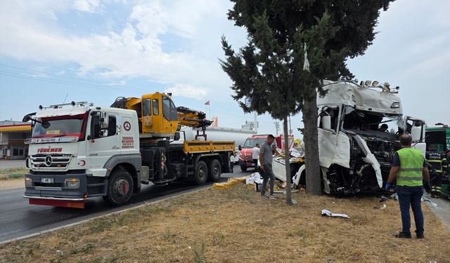 Mersin'de 2 tırın çarpışması sonucu 2 kişi yaşamını yitirdi