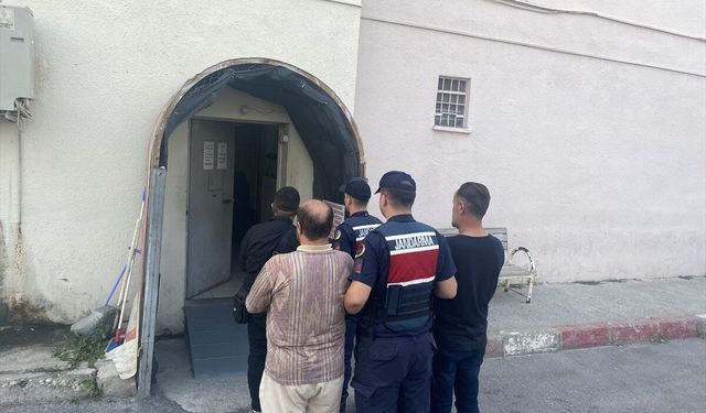 Mersin'de sahte noter vekaletiyle arsa satmaya çalışan 4 zanlı tutuklandı