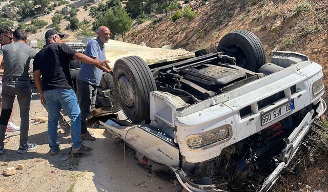 Mersin'de trafik kazasında yaralanan sürücü tedavi gördüğü hastanede öldü
