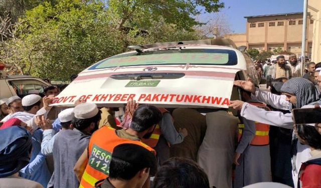 Pakistan'da yolcu otobüsünün uçuruma yuvarlandığı kazada 40 kişi öldü