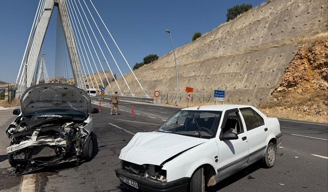 Şanlıurfa'da hafif ticari araç ile otomobilin çarpıştığı kazada 2 kişi yaralandı