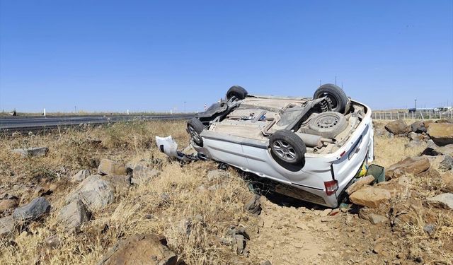 Şanlıurfa'da şarampole devrilen otomobildeki 4 kişi yaralandı