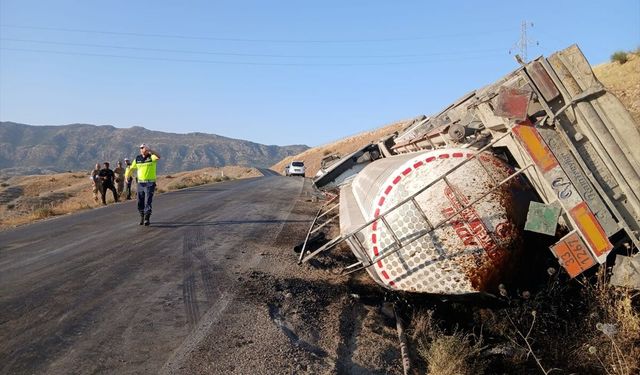 Şırnak'ta devrilen tankerin sürücüsü yaralandı