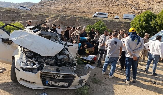 Şırnak'ta otomobilin şarampole devrildiği kazada 4 kişi ağır yaralandı