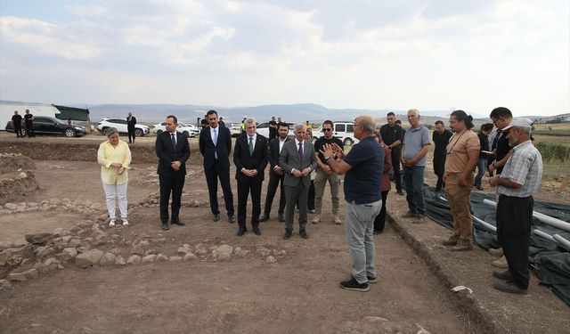 8 Bin Yıllık Domuztepe Höyüğü’nde Süren Arkeolojik Kazılar Yerinde İncelendi
