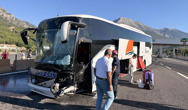 Adana'da Yolcu Otobüsü Gişelerdeki Bariyere Çarptı, 5 Kişi Yaralandı!