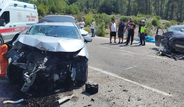 Antalya'da iki otomobilin çarpıştığı kazada 1 kişi öldü, 2 kişi yaralandı