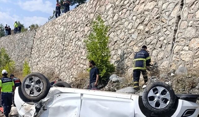 Adana'da dere yatağına devrilen otomobildeki 2 kişi öldü, 1 kişi yaralandı
