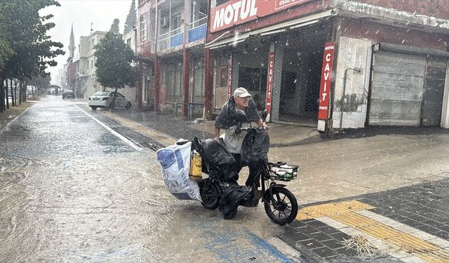 Adana'da sağanak ve şiddetli rüzgar etkili oldu