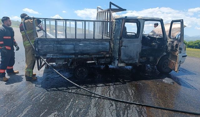 Adıyaman'da seyir halindeki kamyonet yandı
