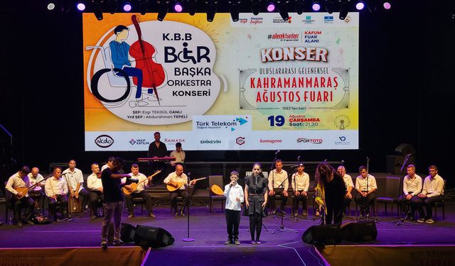 Ağustos Fuarı'nda Müzik Ziyafeti: Mehmet Kalalı ve "Bir Başka Orkestra" Sahne Aldı