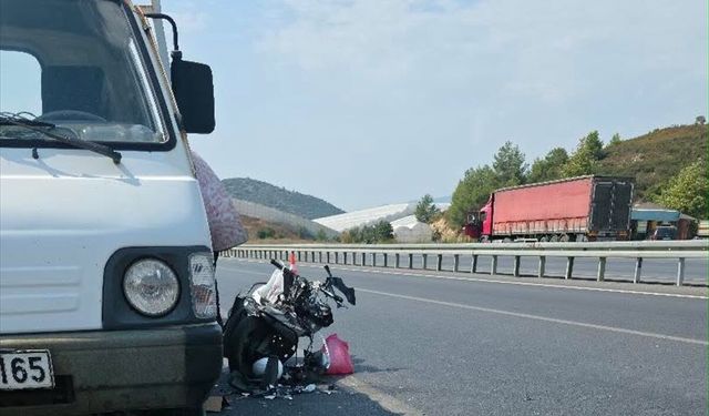 Alanya'da kamyonetle çarpışan motosikletin sürücüsü yaralandı