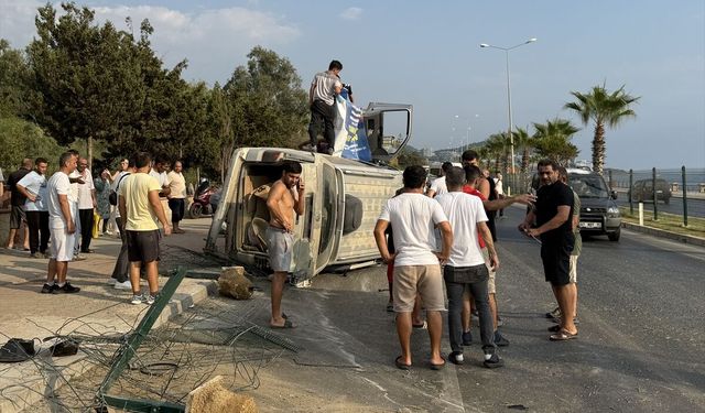 Alanya'da refüje çarpıp devrilen hafif ticari araçtaki 2 kişi yaralandı