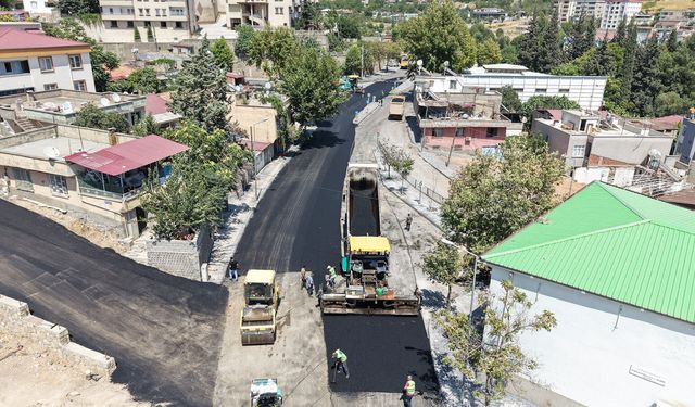 Kahramanmaraş'ta Asfalt Seferberliği Sürüyor: 2 İlçede 17 Nokta Sıcak Asfaltla Buluşuyor!