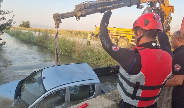 Diyarbakır'da su kanalına düşen pikabın sürücüsü yaralandı