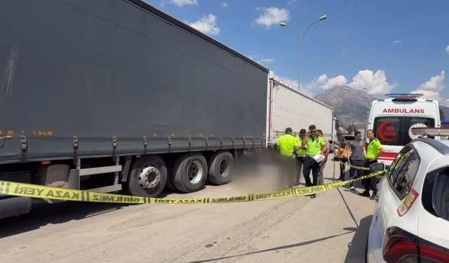 Adana'da Korkunç Kaza: Tırın Arızasını Beklerken Geri Gelen Başka Bir Tırın Altında Can Verdi!