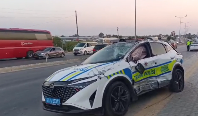 Mersin'de Otomobil Polis Aracına Çarptı, 2 Kişi Yaralandı!