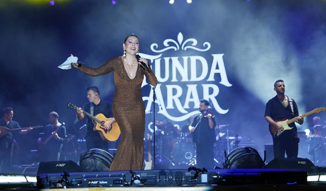 Funda Arar’ın konserine 100 binin üzerinde müziksever katıldı