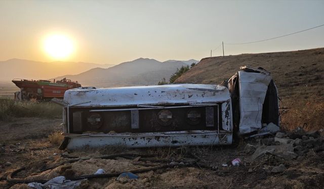 Gaziantep'te şarampole devrilen yakıt tankerindeki 2 kişi yaralandı