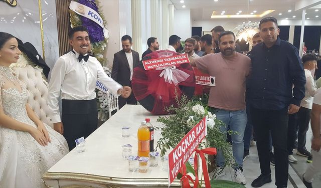 Gaziantep'teki düğünde gelin ve damada otomobil lastiği hediyesi