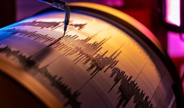 Endonezya'da 7,7 büyüklüğünde deprem!