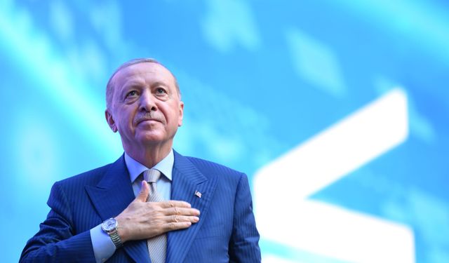 Erdoğan'dan Gençlere Net Mesaj: "Türkiye'nin Aydınlık Yarınlarını Üç Beş Kendini Bilmeze Yem Ettirmeyiz!"