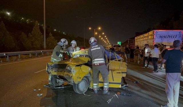Hatay'da 3 aracın karıştığı trafik kazasında 1 kişi öldü, 4 kişi yaralandı