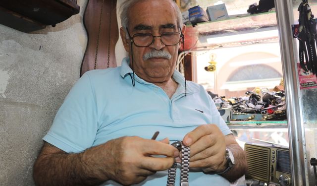 Hayatını tamirciliğe adayan İsmail usta 51 yıldır aynı dükkanda arızalı saatleri onarıyor
