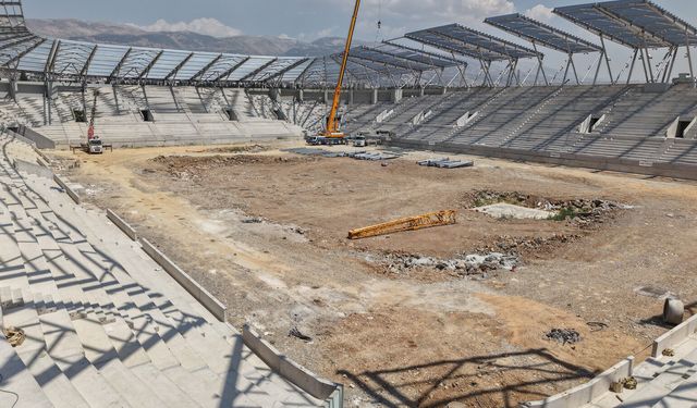 Kahramanmaraş Stadyumu Hızla Yükseliyor! 17 Bin 500 Kişilik Yeni Statta Son Durum