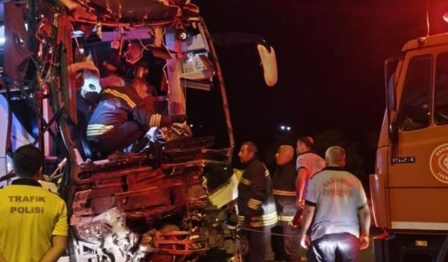 Gaziantep Nurdağı’nda Feci Kaza: Yolcu Otobüsü Tıra Çarptı, 2 Kişi Hayatını Kaybetti