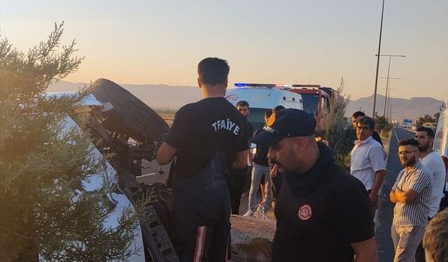 Mardin'de devrilen hafif ticari araçtaki 2 kişi yaralandı