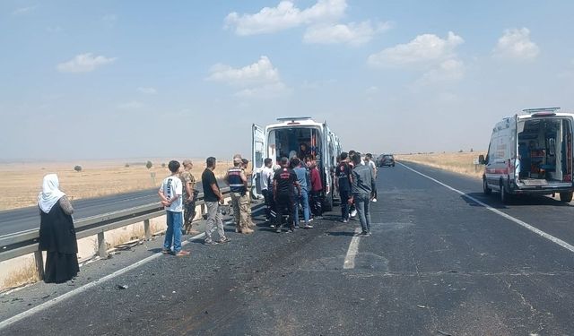 Mardin'de otomobil ile hafif ticari aracın çarpıştığı kazada 6 kişi yaralandı