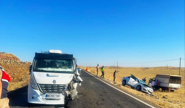 Şanlıurfa'da otomobil ile çekicinin çarpıştığı kazada 3 kişi yaralandı