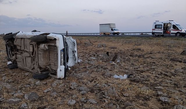 Şanlıurfa'da şarampole devrilen otomobildeki 4 kişi yaralandı