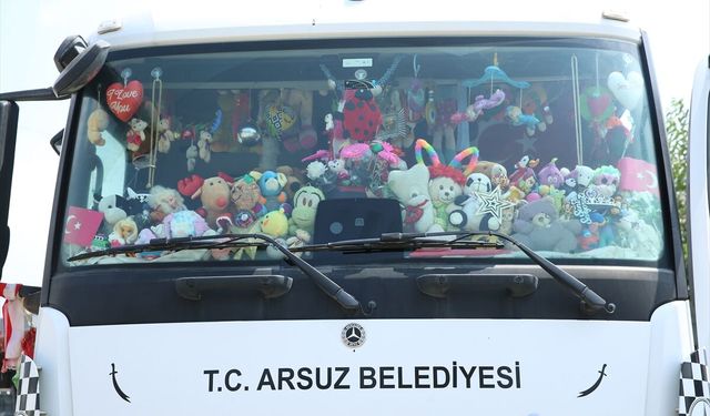Süslediği çöp kamyonuyla oyuncak götürdüğü çocukların yüzünü güldürüyor