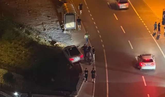Lüks otomobil dere yatağına düşmekten son anda kurtuldu