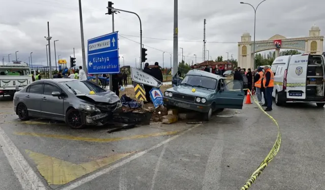 İki otomobilin çarpıştığı kazada 2 kişi yaşamını yitirdi, 3 kişi yaralandı
