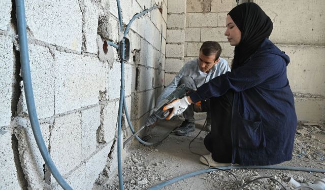 Babasının İzinden Giden Eda, Şantiyelerin ve Evlerin Aranan "Kadın Elektrik Ustası" Oldu!