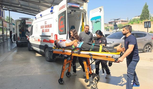 Adana'da motosiklet ile bisikletin çarpıştığı kazada 3 kişi yaralandı