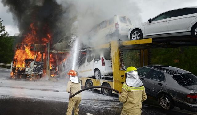 Araç Yüklü Tır Bariyerlere Çarptı, Araçlar Otoyolda Cayır Cayır Yandı!