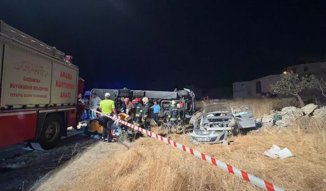 Gaziantep’te yolcu midibüsü ile otomobil çarpıştı: 7 ölü, 13 yaralı
