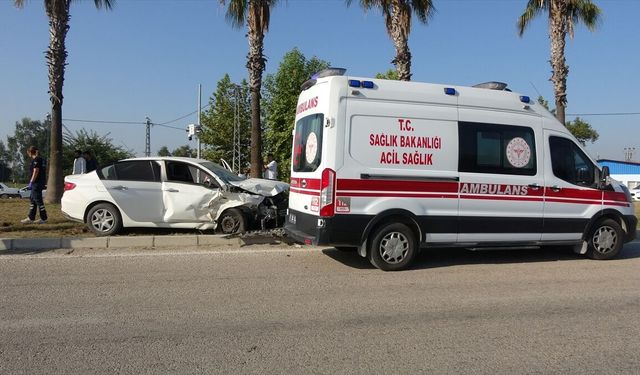 Adana'da otomobilin minibüse çarptığı kazada 1 kişi öldü, 3 kişi yaralandı