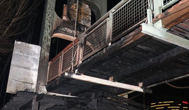 Adana'da Seyhan Nehri üzerindeki asma yaya köprüsünde çıkan yangın söndürüldü