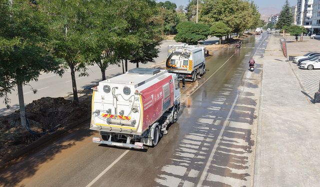 Afşinbey Caddesi’nde Kapsamlı Temizlik: Yollar Tozlardan Tamamen Arındırıldı!