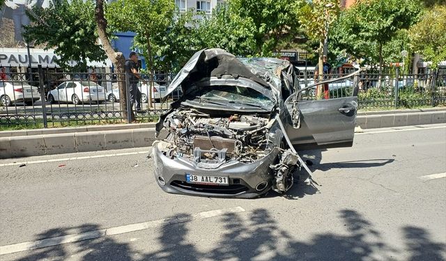 Batman'da hafif ticari araç ile SUV tipi aracın çarpıştığı kazada 1 kişi yaralandı