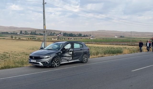 Sivas'ta iki otomobilin çarpıştığı kazada 5 kişi yaralandı